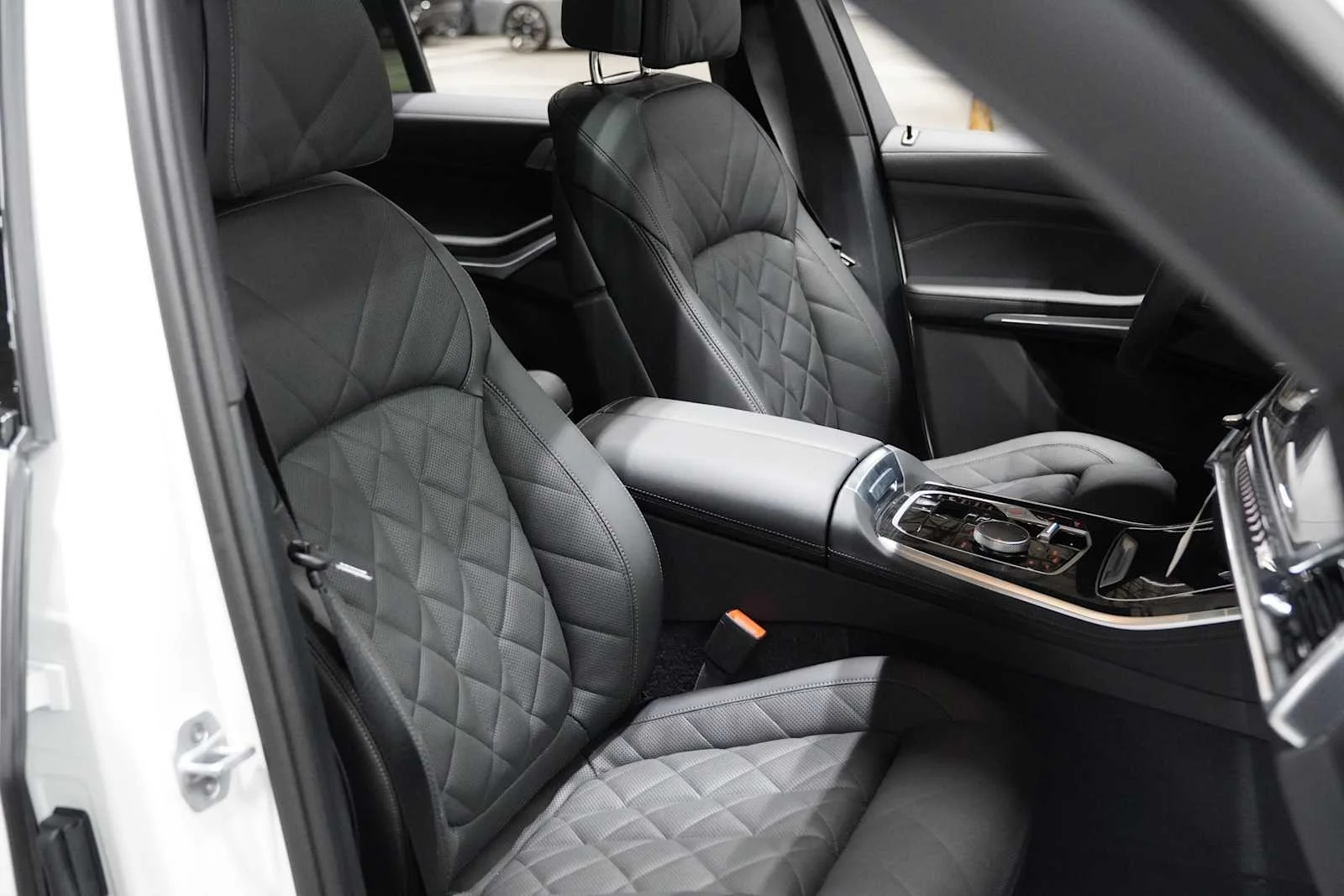 New 2026 Mineral White Metallic BMW xDrive40i image 8