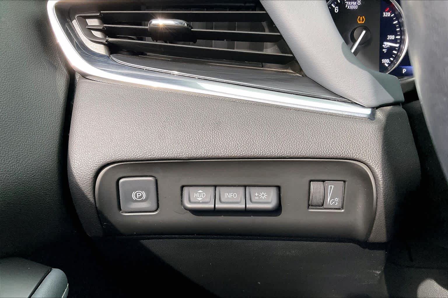 Used 2022 Summit White Buick Premium image 31