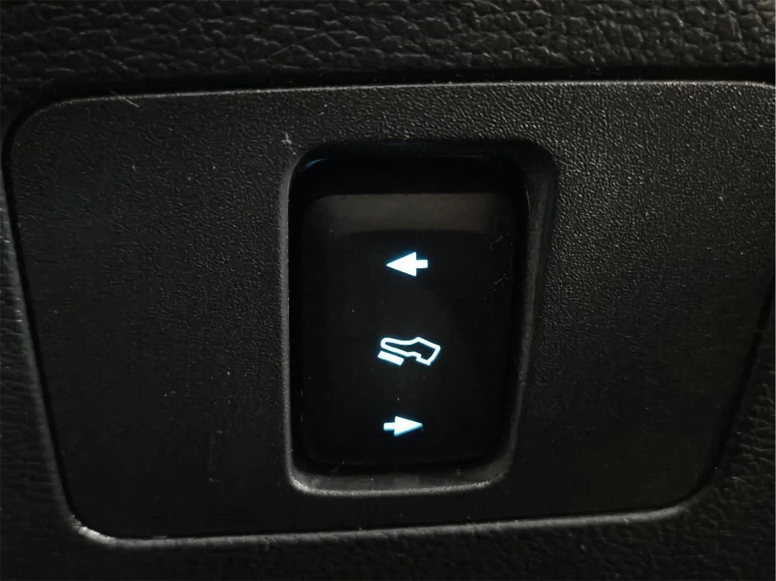 Used 2022 Iconic Silver/Carbonized Gray Ford Lariat image 21