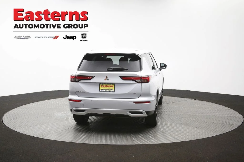Used 2022 White Mitsubishi SE image 36