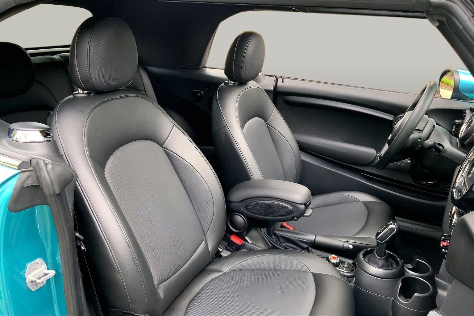 Used 2020 Caribbean Aqua Metallic MINI Cooper image 7