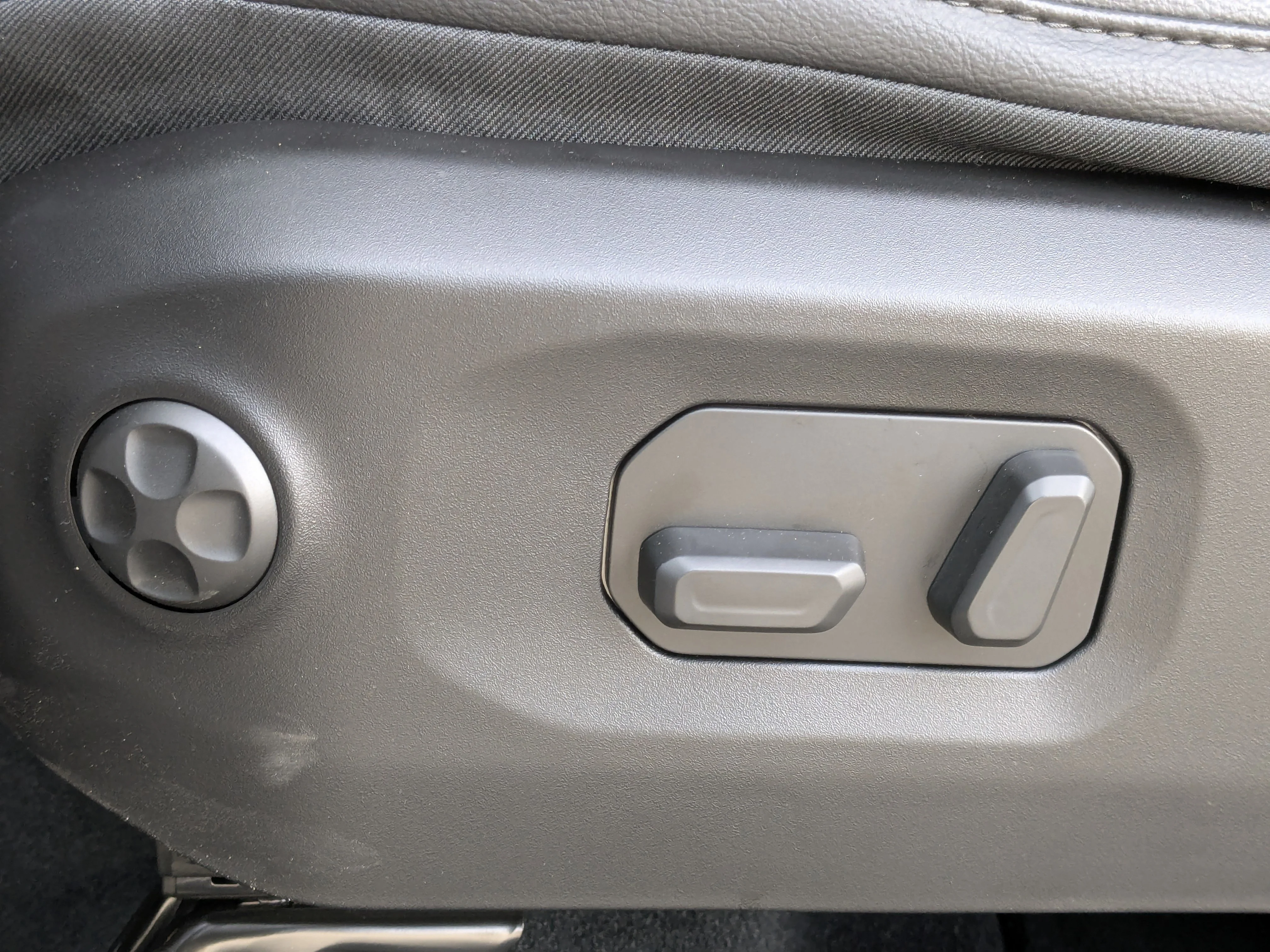 New 2026 Grey Jeep Sahara - - McKinley Leather - Body-Color Top - Alpine Audio - Technology Group - Remote Start & tons image 14