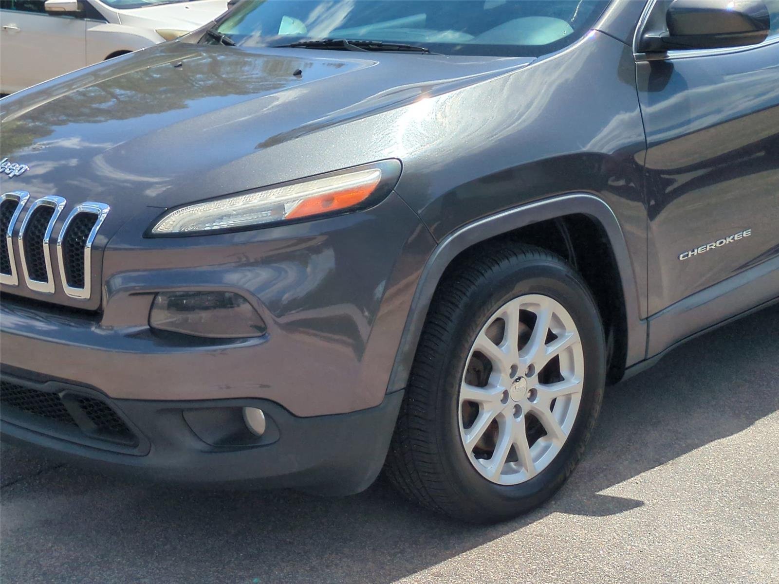 Used 2016 Granite Crystal Metallic Clearcoat Jeep Latitude image 9