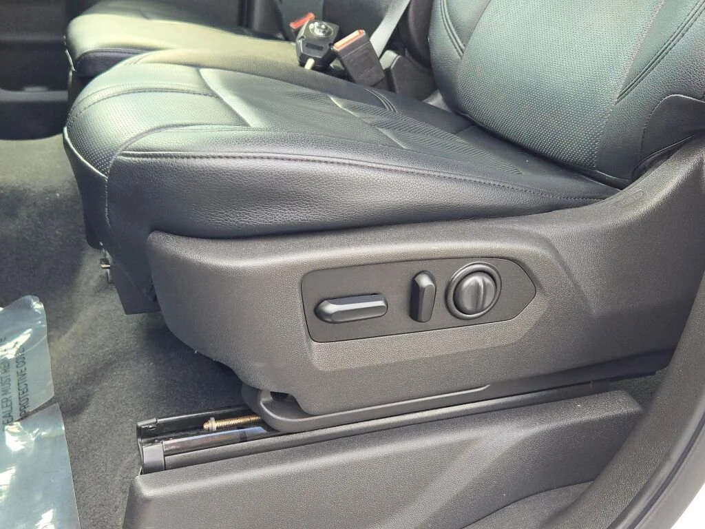Used 2020 SUMMIT WHITE Chevrolet LT image 23