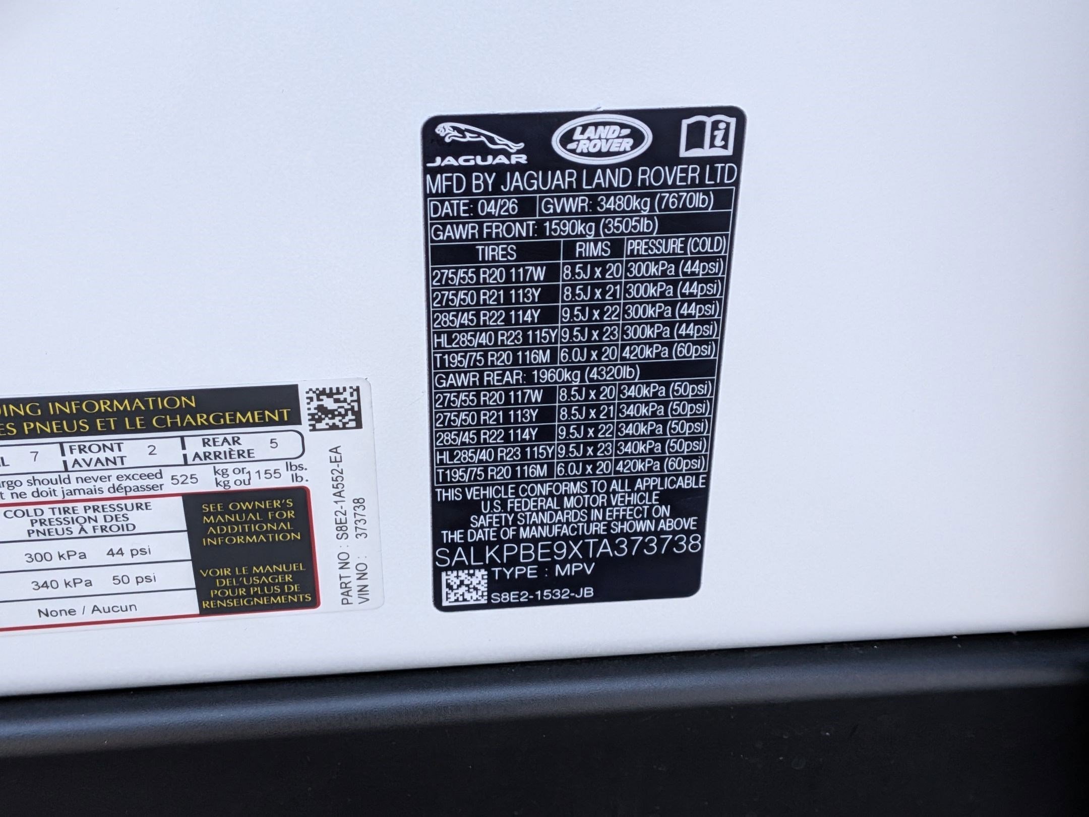 New 2026 Ostuni Pearl White Land Rover P530 SE 7 Seat image 31