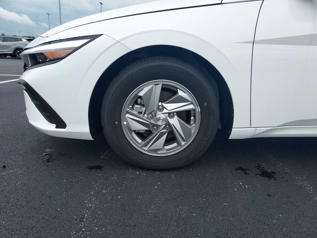 New 2026 White Hyundai SE image 24
