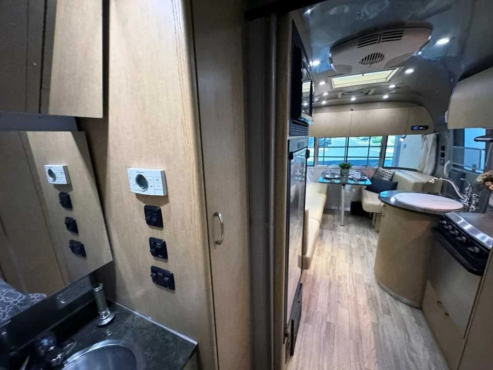 Used 2014 SILVER AIRSTREAM  image 28
