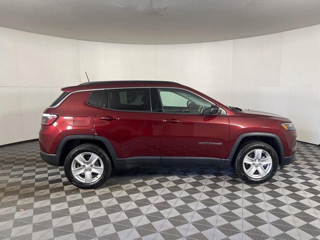 Certified Used 2022 Velvet Red Pearlcoat Jeep Latitude image 10