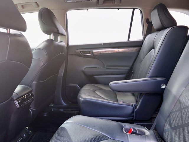 Certified Used 2023  Toyota Platinum image 28