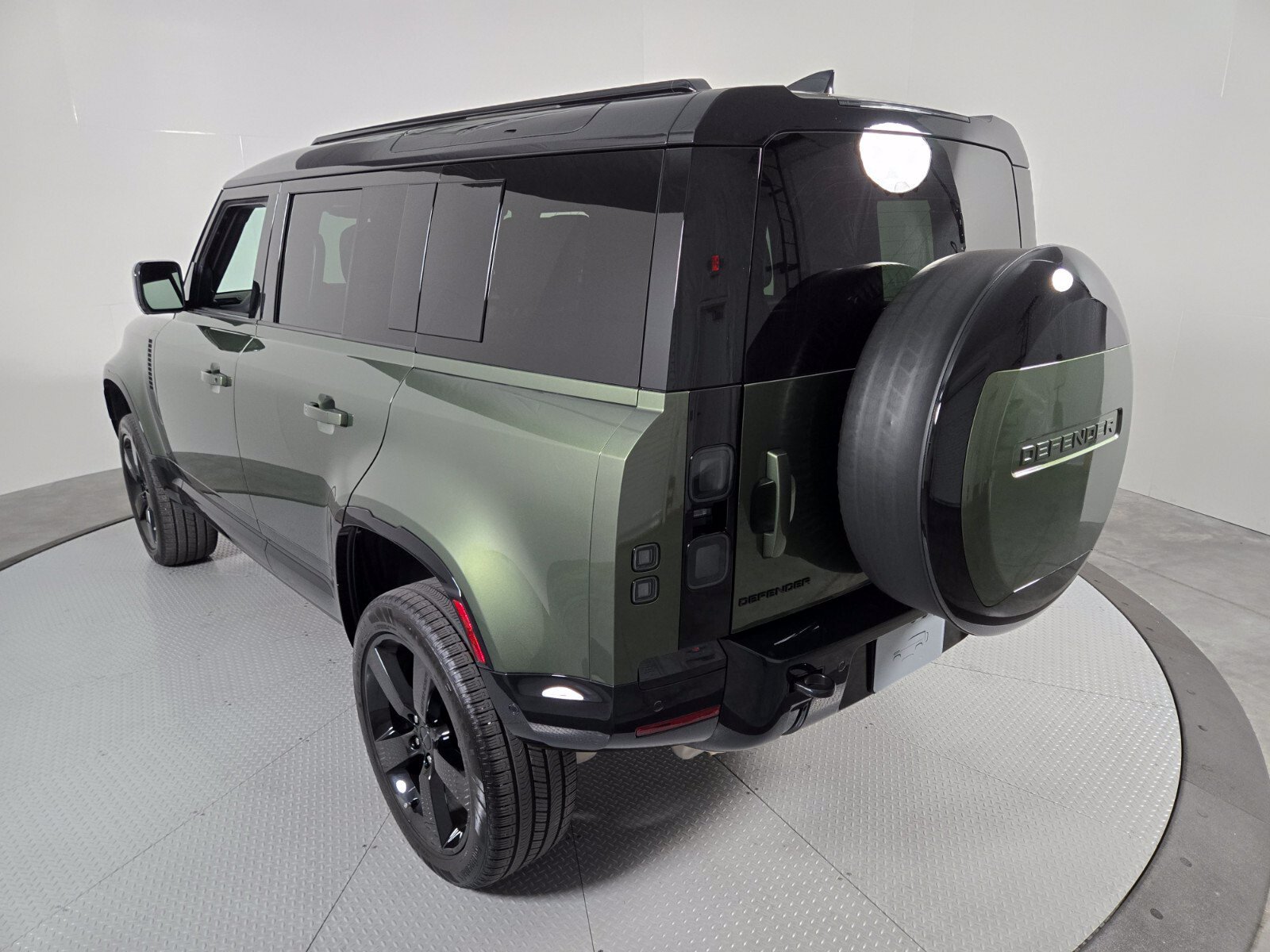 Certified Used 2026 Woolstone Green Metallic Land Rover X-Dynamic SE image 17