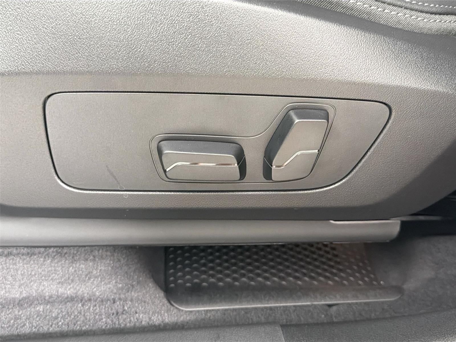 New 2026 Space Silver Metallic BMW xDrive28i image 36