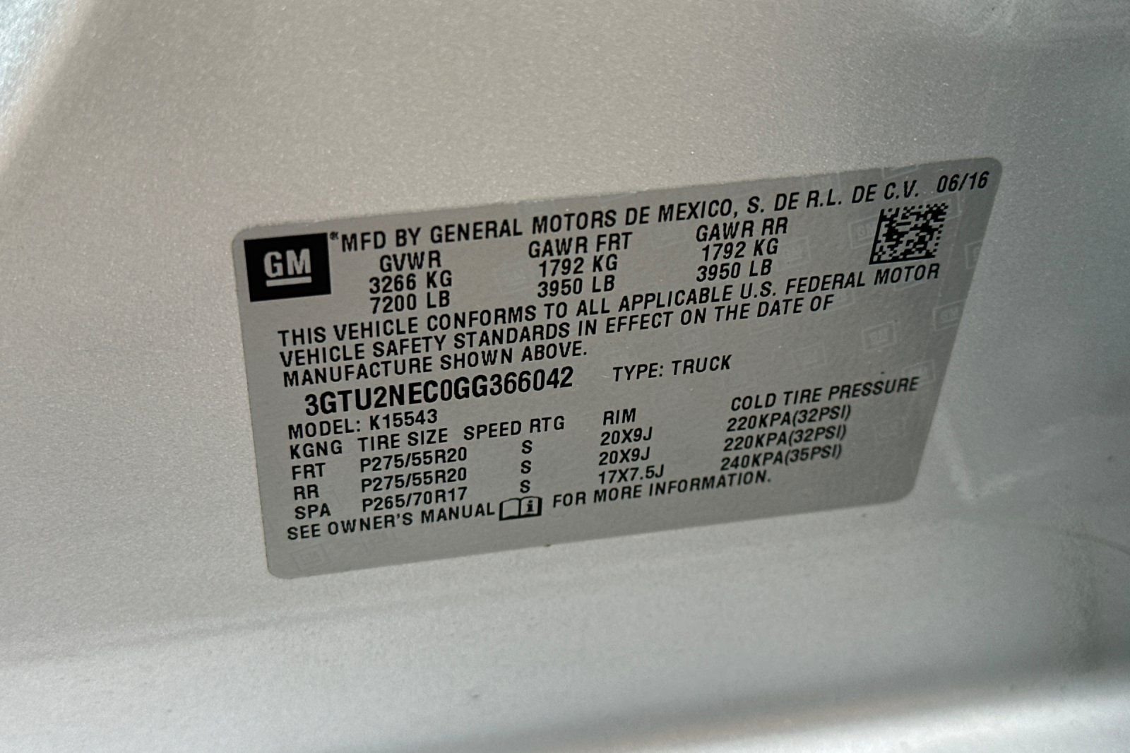 Used 2016 Silver GMC SLT image 33
