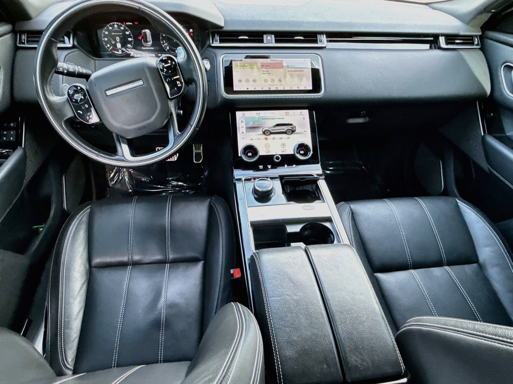 Used 2019 White Land Rover R-Dynamic SE image 15