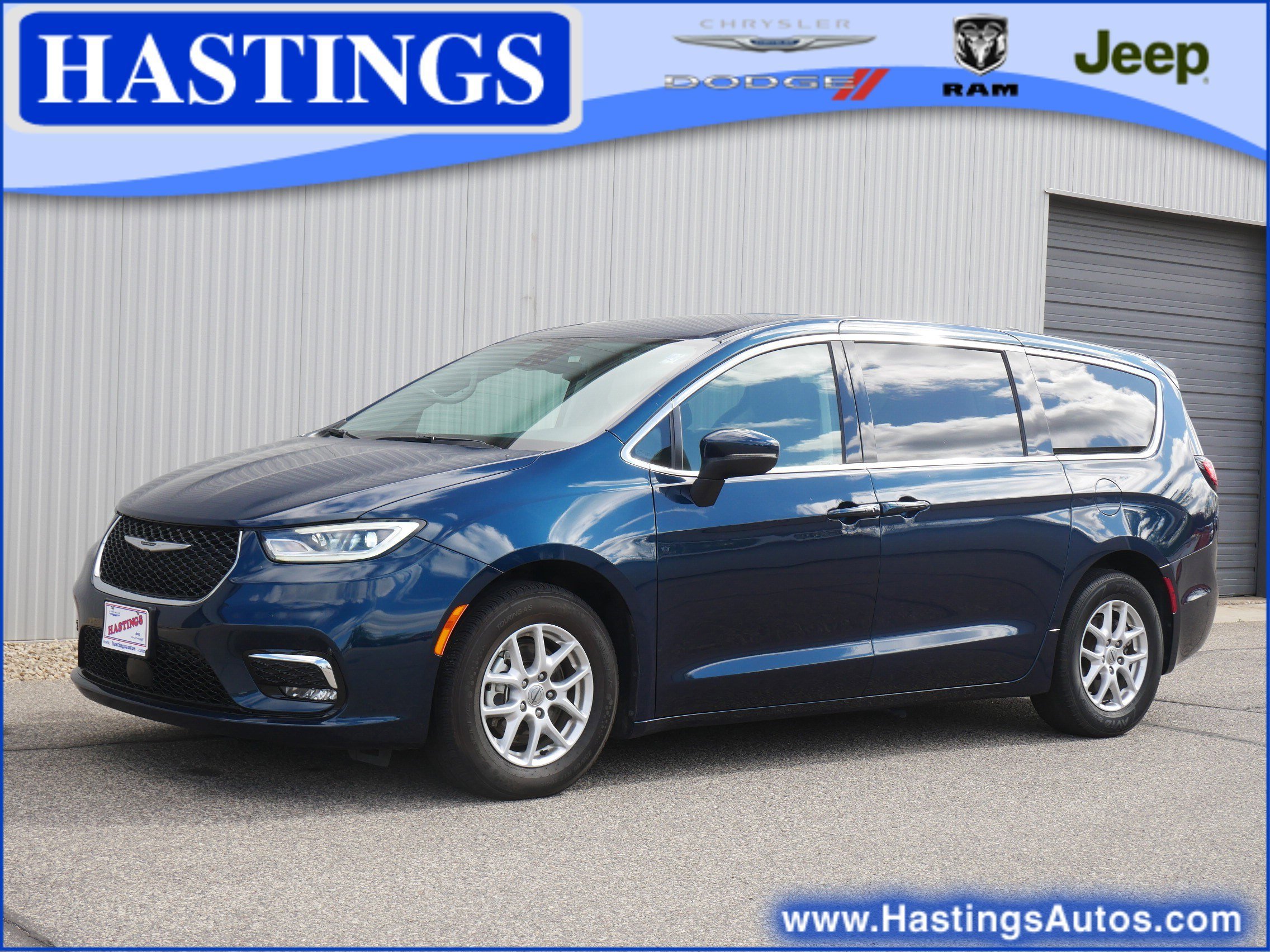 2023 Chrysler Pacifica Touring L's photo
