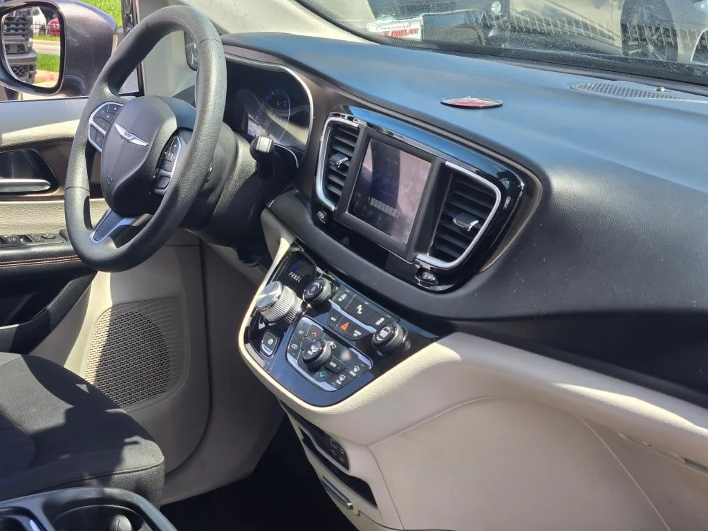 Used 2018 Gray Chrysler Touring Plus image 4