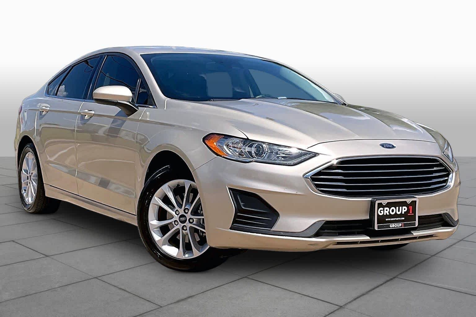 Used 2019 White Gold Metallic Ford SE image 3