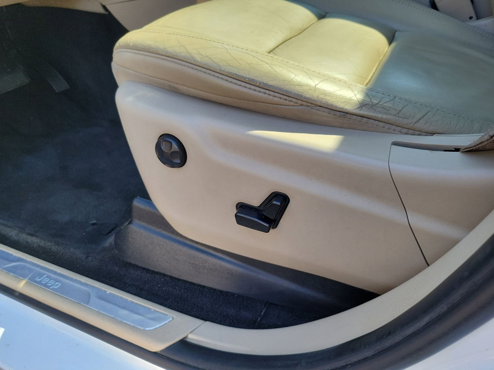 Used 2014 White Jeep Limited image 10