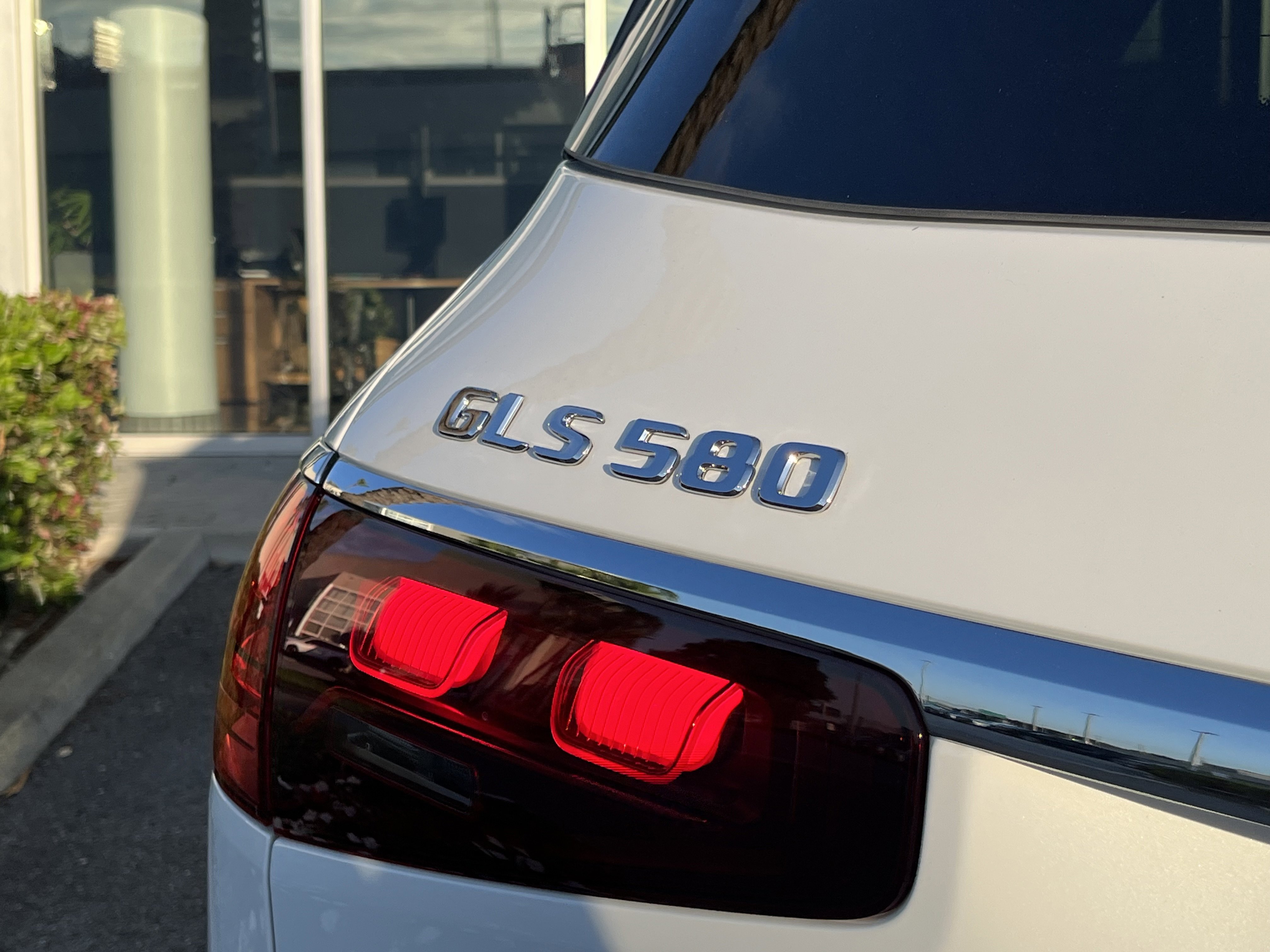 New 2026 MANUFAKTUR Moonlight White Metallic Mercedes-Benz GLS 580 image 6