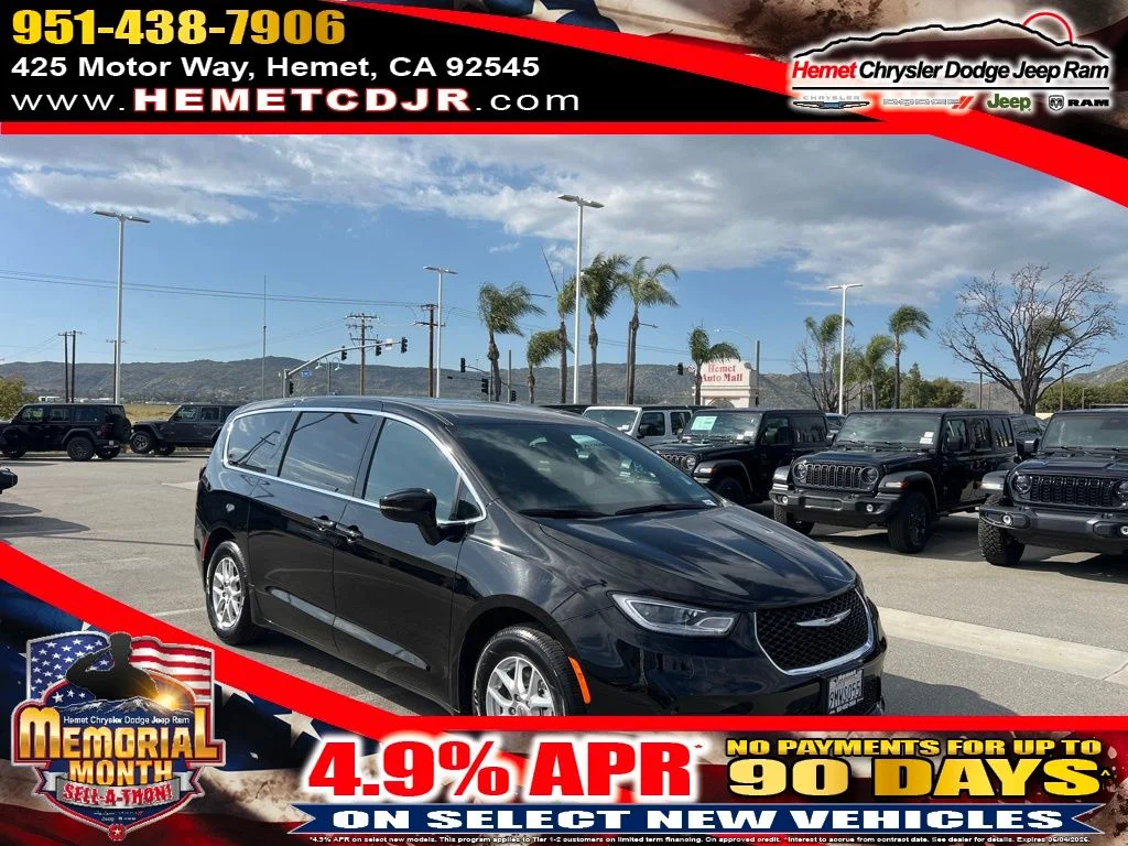 2024 Chrysler Pacifica Touring's photo