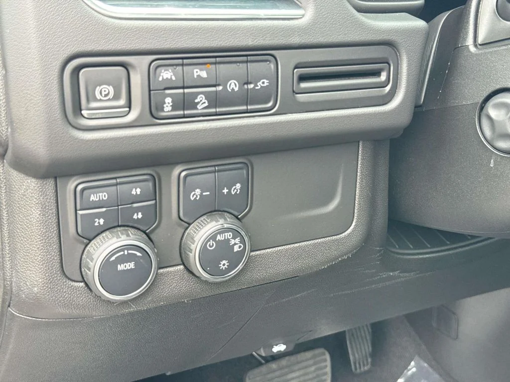 Used 2022 Iridescent Pearl Tricoat Chevrolet Premier image 37