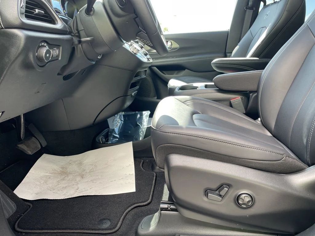 2026 Chrysler Pacifica Select - Photo 20