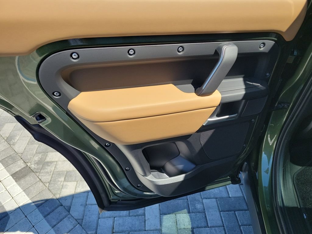 New 2026 Woolstone Green Land Rover X-Dynamic SE image 21