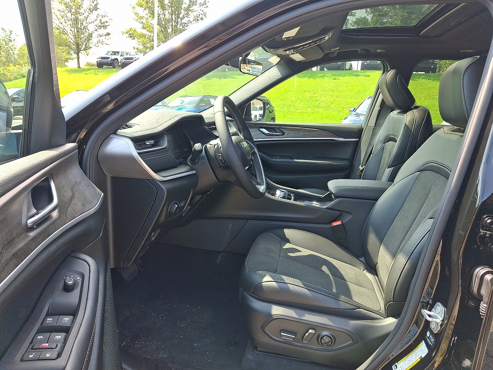 New 2027 High-Gloss Black Paint Jeep Laredo Altitude 4x4 image 8