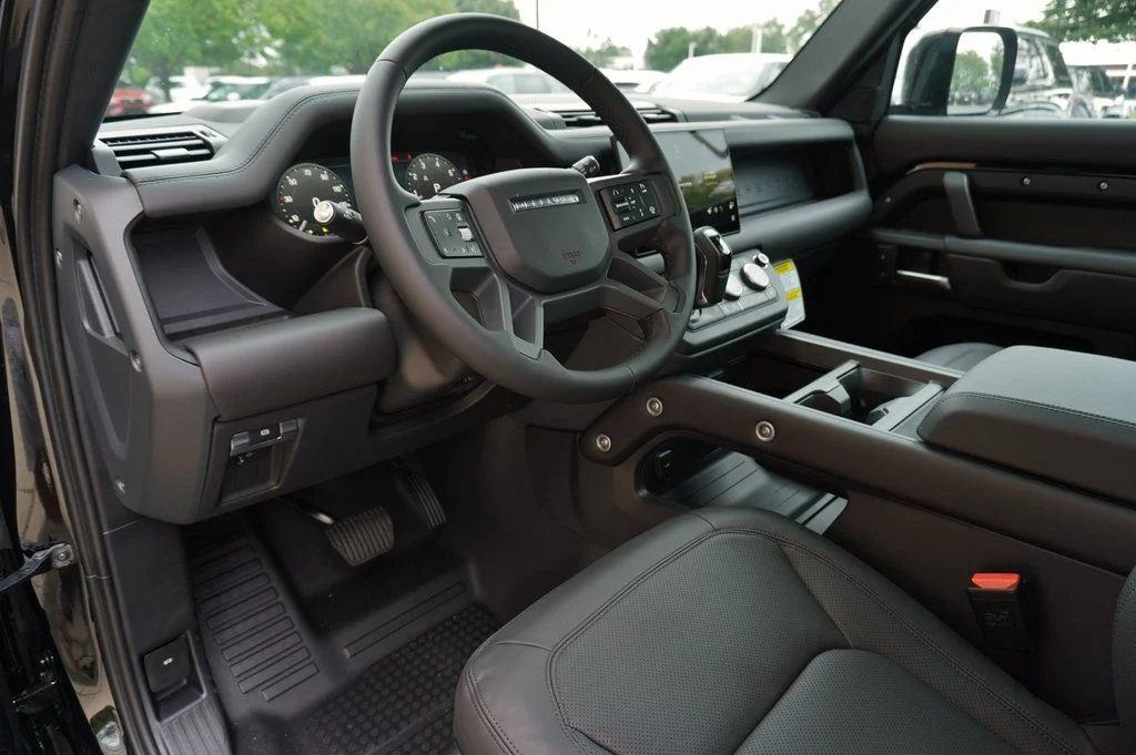 Certified Used 2025 Black Land Rover X-Dynamic SE image 14