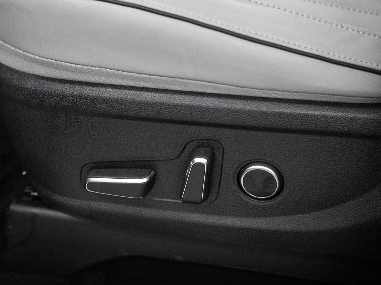 Used 2025 Steel Graphite Hyundai SEL AWD image 24