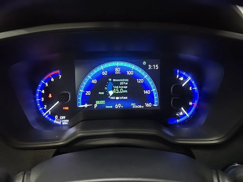Used 2020 White Toyota LE image 21