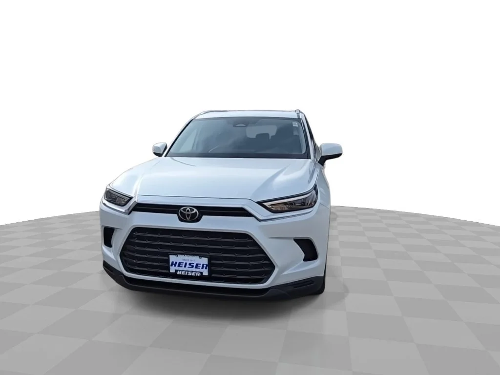 Used 2024  Toyota XLE image 3