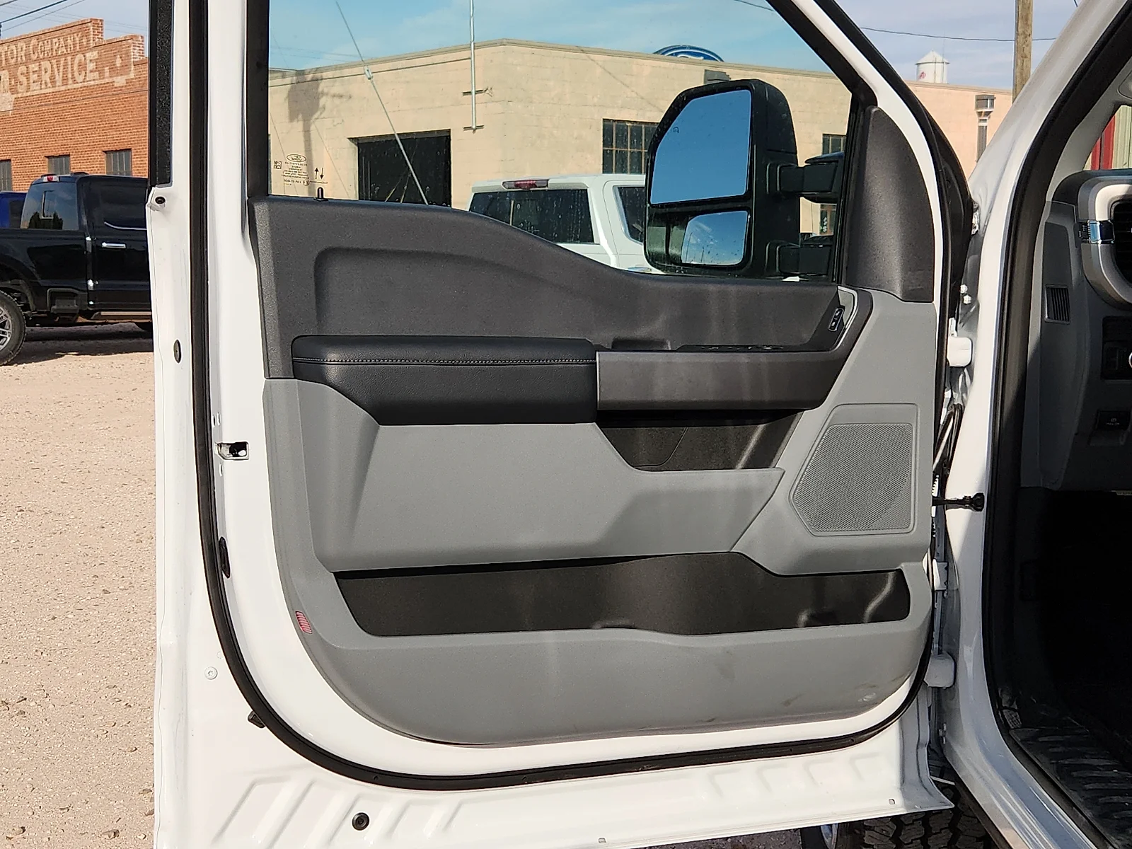New 2027 Oxford White Ford XLT image 14