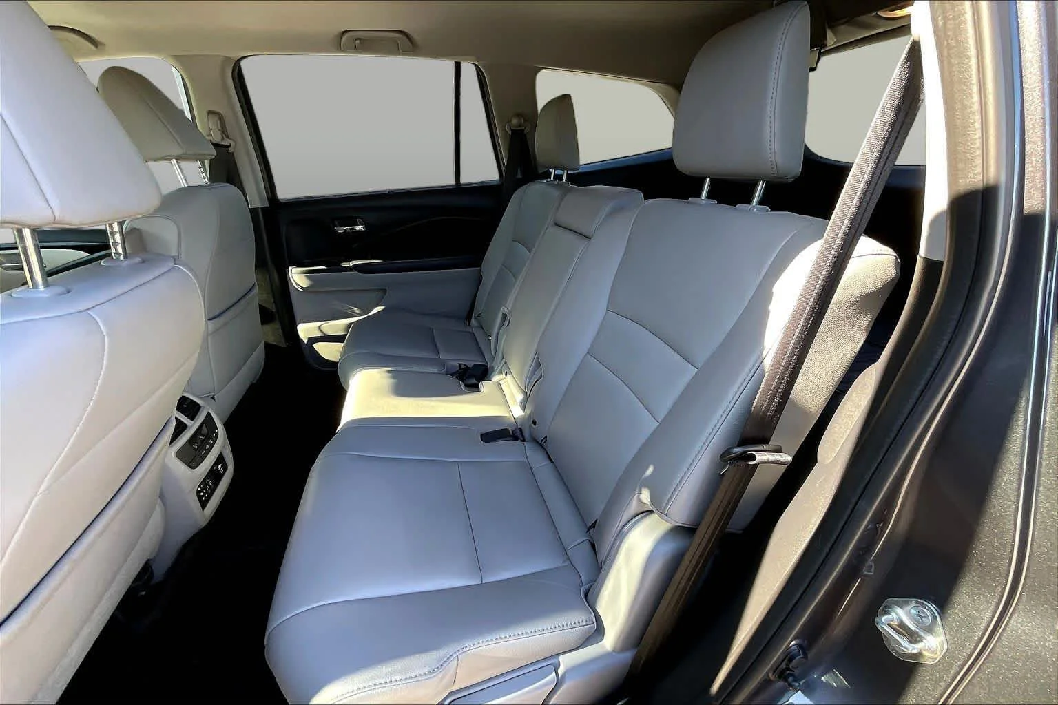 Used 2017 Lunar Silver Metallic Honda Touring image 19