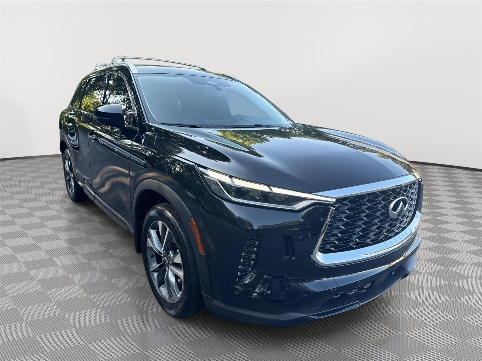 Used 2025 Mineral Black INFINITI LUXE image 4