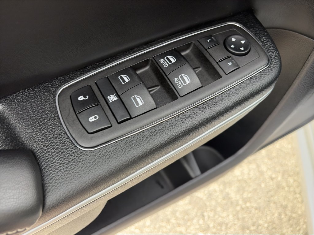 Used 2023 White Chrysler S image 18