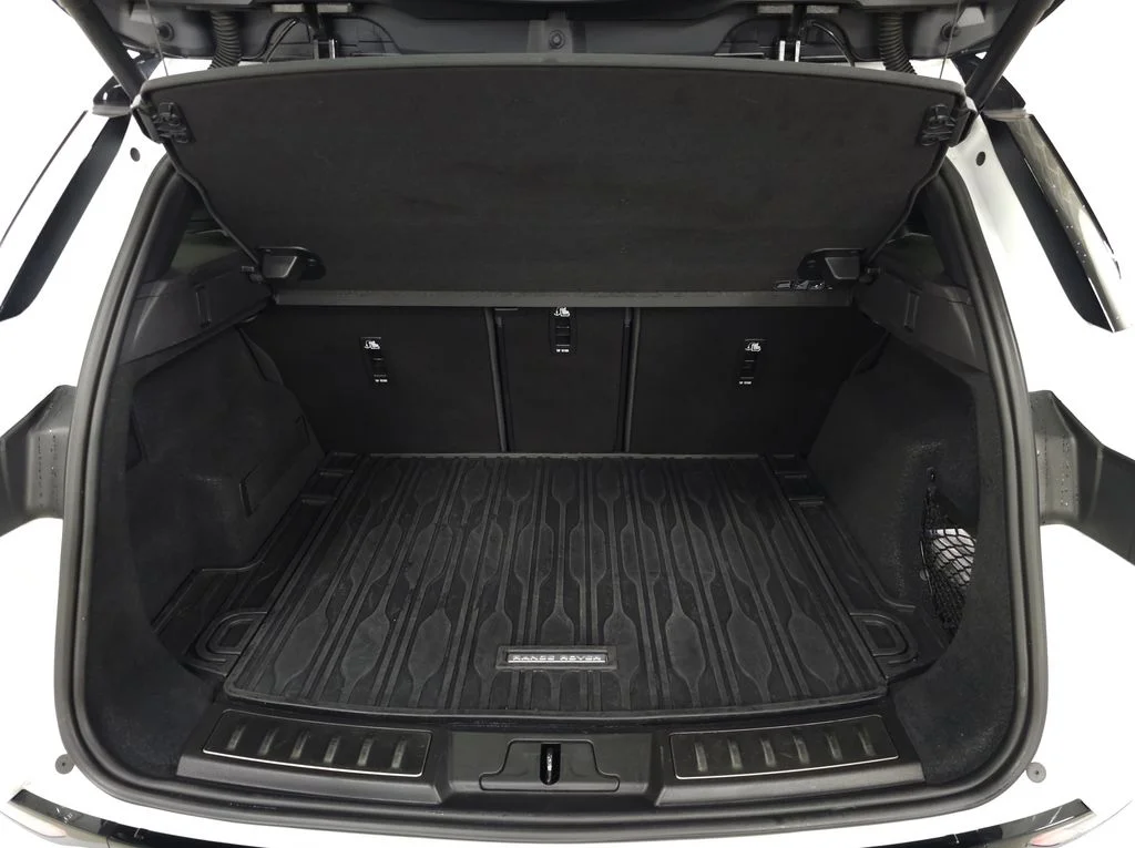 Used 2023 White Land Rover R-Dynamic SE image 5