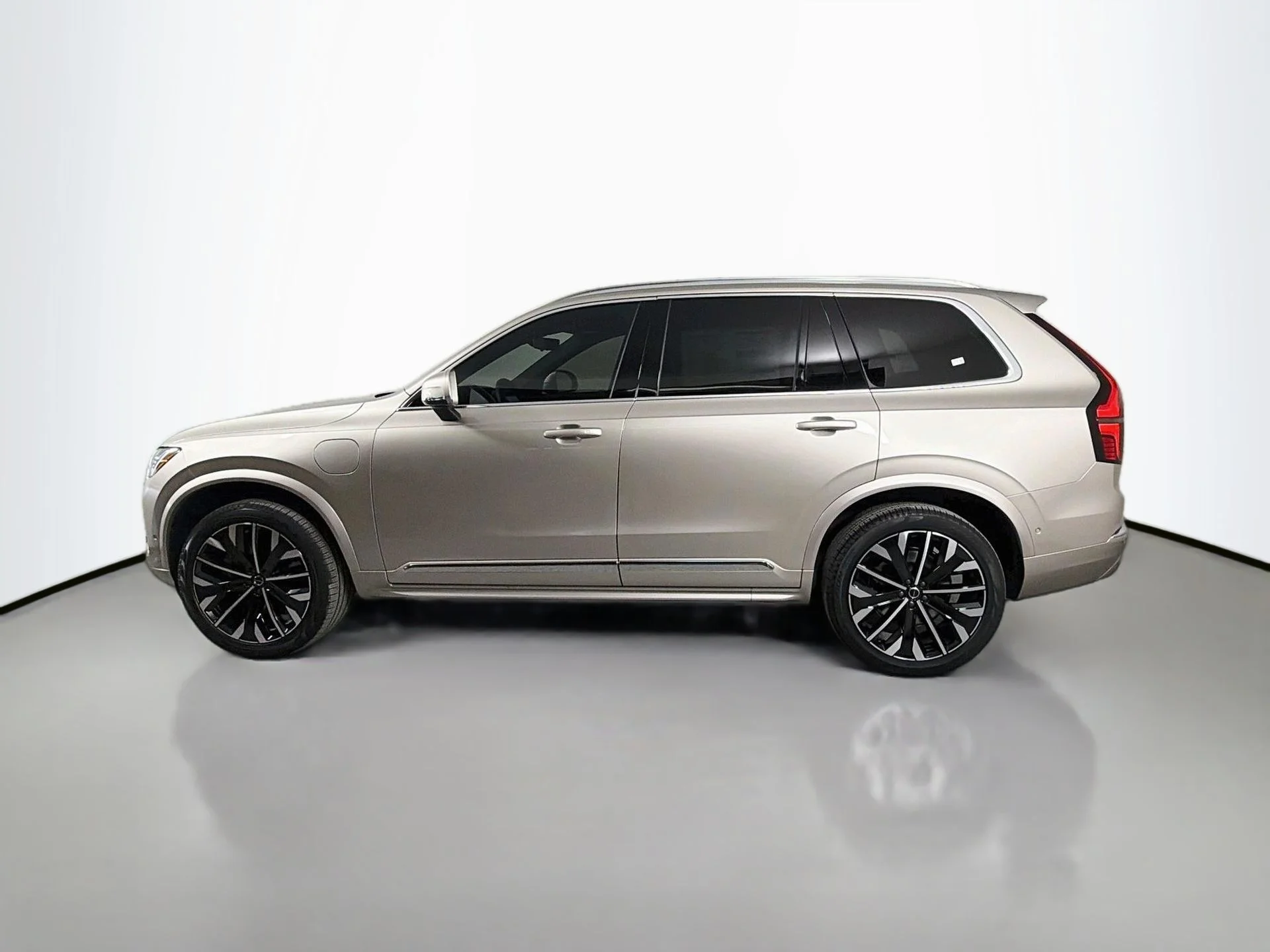 New 2026 Bright Dusk Volvo Plus image 9