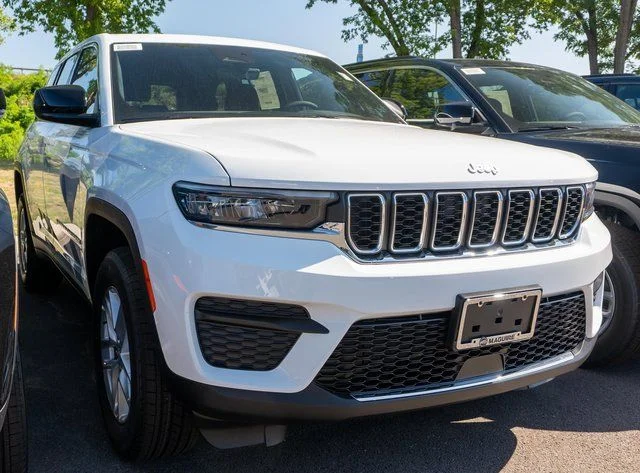 New 2026 Bright White Clear-Coat Exterior Paint Jeep Laredo X image 4