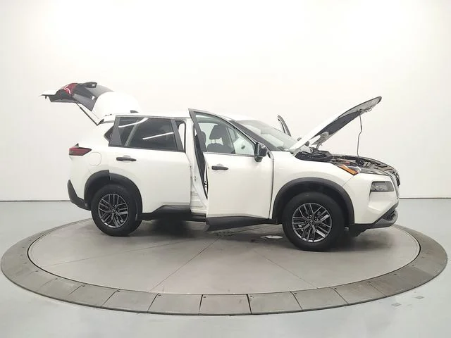Used 2023 White Nissan S image 17