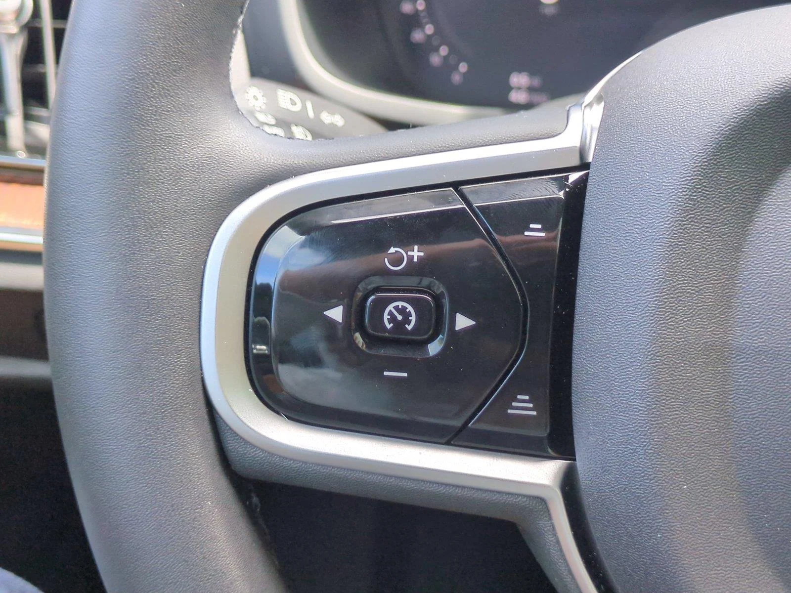 Used 2026 Onyx Black Metallic Volvo Ultra image 19
