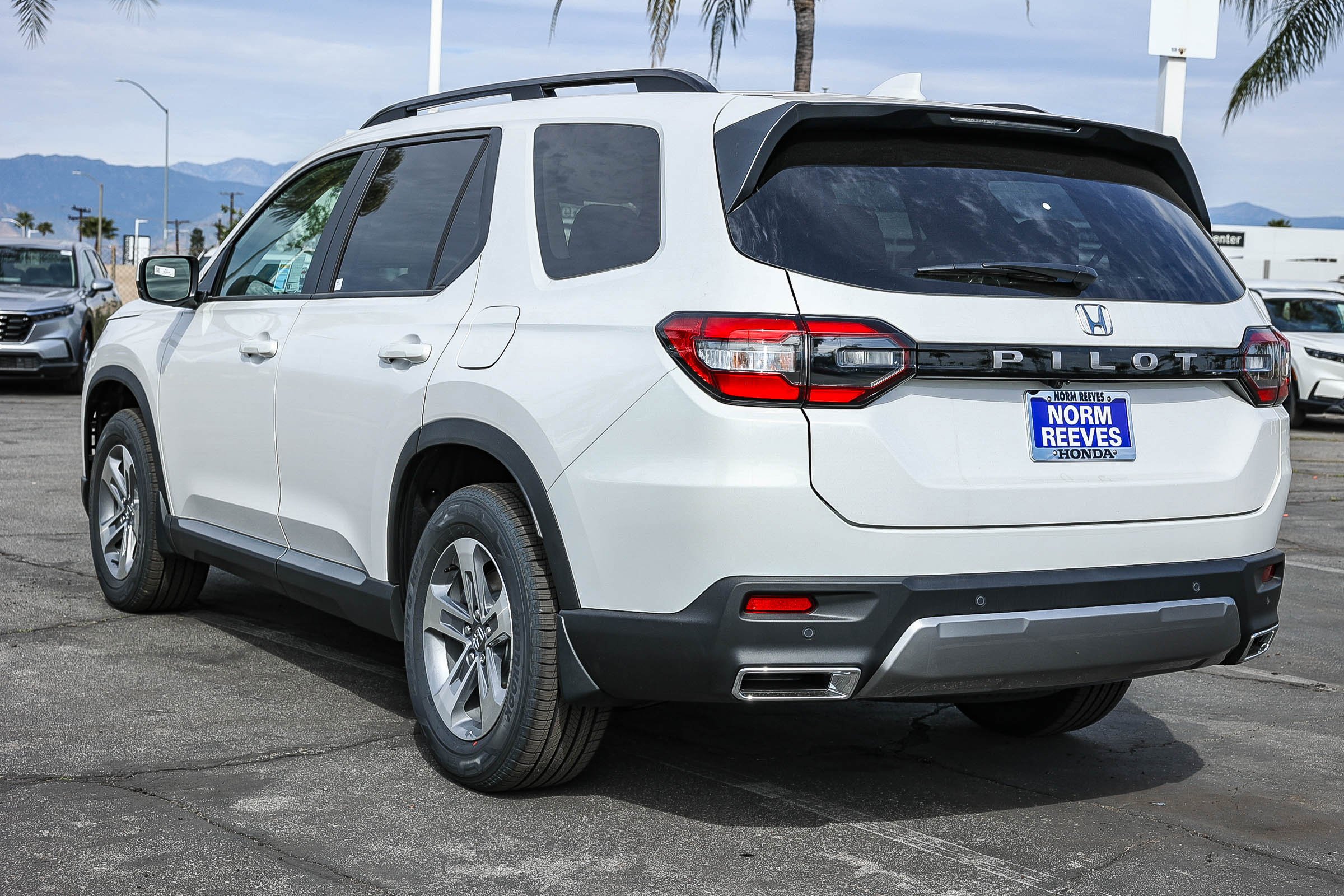 New 2026 Platinum White Pearl Honda EX-L 2WD image 4