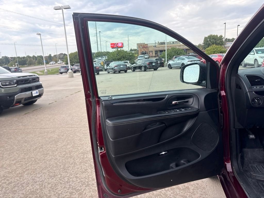 Used 2017 Octane Red Pearlcoat Dodge SE Plus image 9