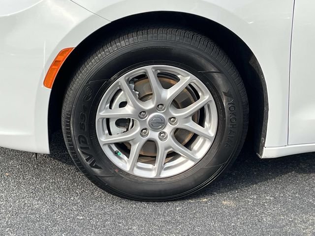 Used 2024 White Chrysler Touring L image 11