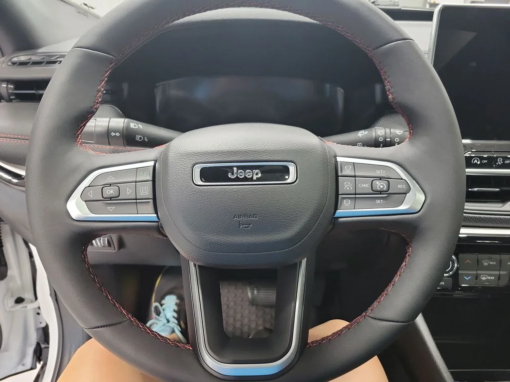 New 2026 Bright White Clear-Coat Exterior Paint Jeep Trailhawk image 14