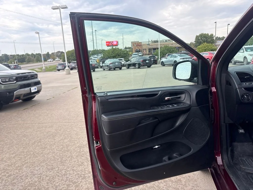 Used 2017 Red Dodge SE Plus image 9
