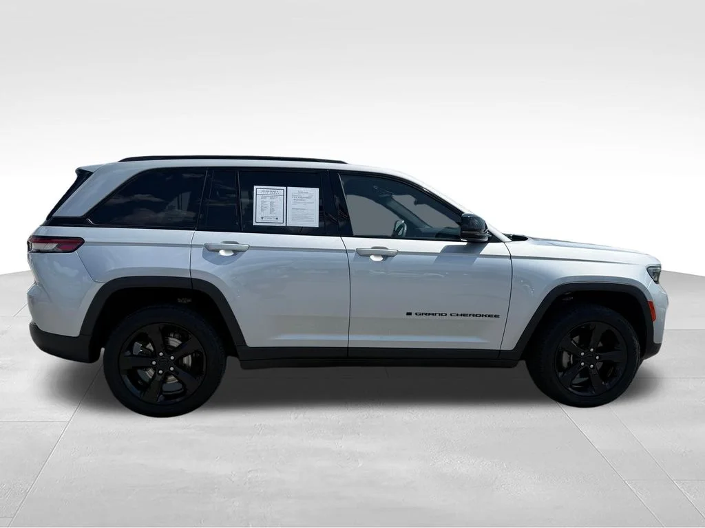 Used 2023 Silver Jeep Altitude X image 27