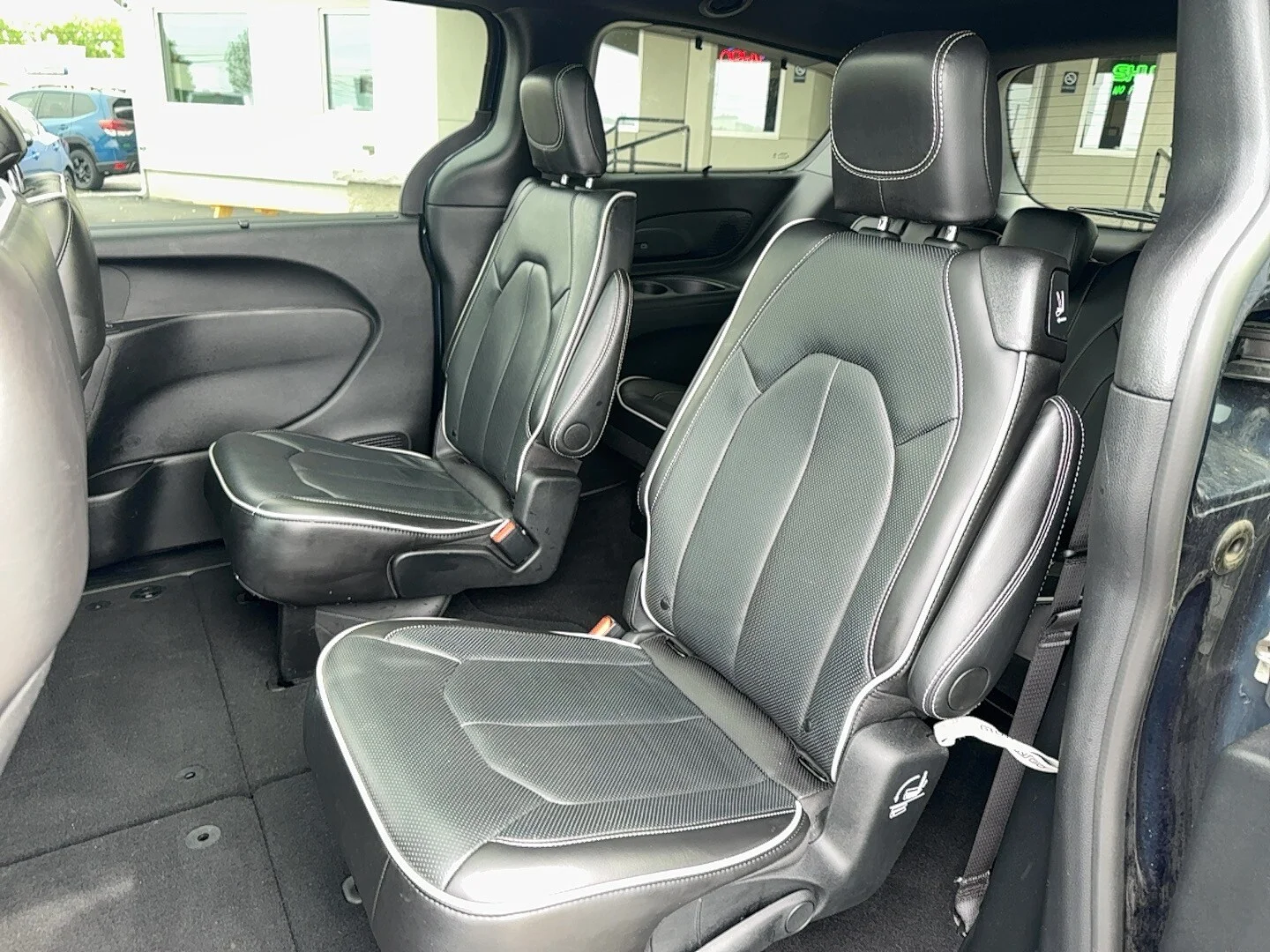Used 2025 Fathom Blue Pearlcoat Chrysler Limited image 26