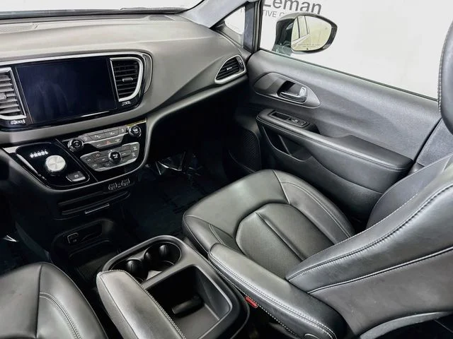 Used 2025 White Chrysler Select image 23