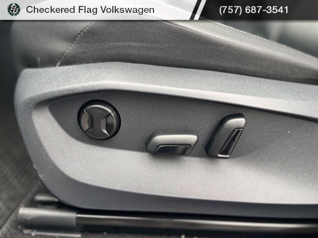 Used 2022 Platinum Gray Metallic Volkswagen 2.0T SE image 25