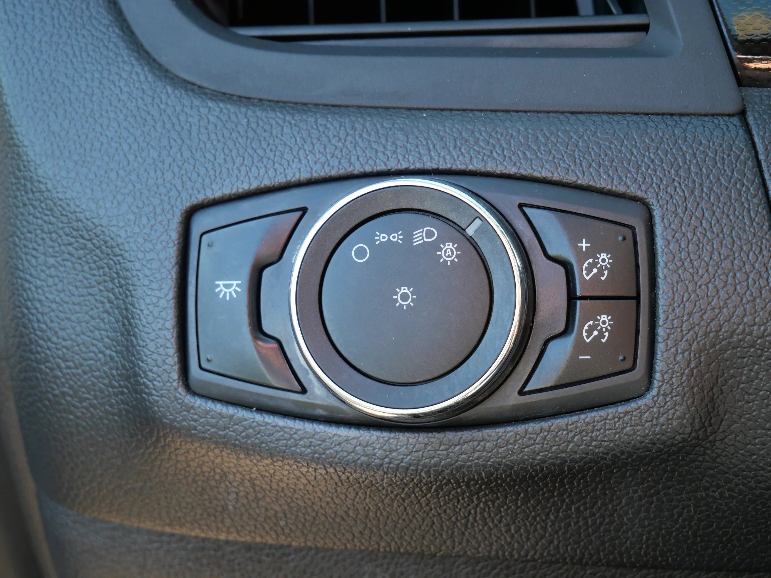 Used 2014 Ingot Silver Metallic Ford SE image 16